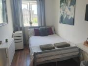 Stylish Small Double with Free Parking near Hampton Court-R1