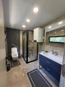 Yeşilin Tonlarıyla Sarılmış Lüks Villa