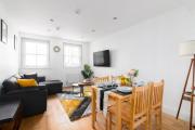 Stylish London Shoreditch Brick Lane Apartment Sleeps 4 with Balcony