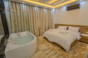 Chic Cozy Retreat with Jacuzzi next to AUC