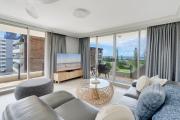 2BR Beachfront Bliss in Broadbeach ! Ocean Views!
