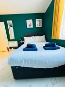 Private studio flat in centre