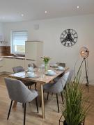 Großes Apartment mit Küche, Dusche, Badewanne, Balkon, Parkplatz vor dem Haus, schnelles Internet, ADA5