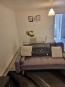 3 Bed House - Sleeps 6 - Parking - Wifi