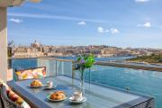 The Golden Mile Luxury Seafront Apartment in Sliema