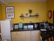 Cosy central 2 bedroom apartment - free parking