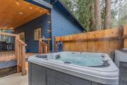 Rainiers Newest Luxury Chalet with Hot Tub-AC-WiFi