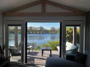 Luxe nieuwbouw chalet aan het water