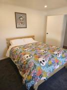 Bright, central and private home in Frankston