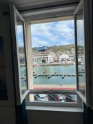 Captain YOO - Pieds dans l’eau - Face au port