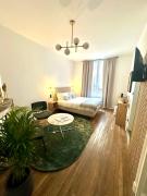 So Guest, Clou dans le fer, modern suite near cathedral