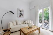 Chleo - Glamorous 2 BR Apt & Balcony in Athens