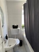3 Double Beds Links to M6 & M5 3 Double Beds Links to M6 & M5