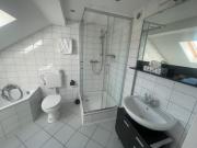 Weißes Apartmenthaus am Kanal