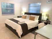 Sunny and Bright South Cottage - Quiet and Central