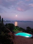 Enso Botanico Boutique Wellness Villa, with an outside wood-fire Hot Tub in Kosmos