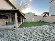 Casarão com quintal na quadra da praia | ROCM1217