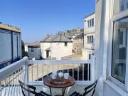 Step n Sea - moments from the town centre and sea