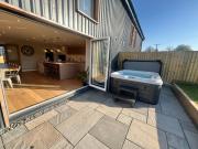 The Gathering Barn Sleeps 12 & Hot Tub Perfect for Large Families, Birthdays and Gatherings, Rural Location in Herefordshire, Close to Ross on wye, Hay on Wye and Monmouth