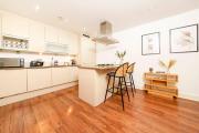 Modern 1-Bedroom Apartment in Aldgate Fast Wi-Fi & Smart TVs