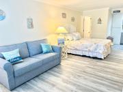 Family Studio sleeps 4! Beach, Boardwalk, Pool and across from Jolly Rodgers!