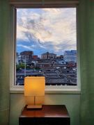 Rakidang Stay 樂異堂 한옥마을이 창가에 담기는 집