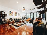 4BR Modern Art Villa with Free Wi-Fi Netflix Vinyl