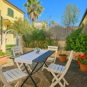 House Clery - Appartamento con cortile a Sos Alinos