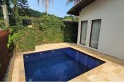 Casa com Piscina Aquecida em Condomínio no Guaruja