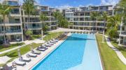 Infinity Pool and Private Beach Club - Luxury Complex The Elements Condos - GH8