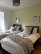 Premium 8-Bed Home, Ideal for Contractors & Work Teams, Nearby Major Roads