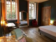 La Maison aux murs anciens et ses chambres