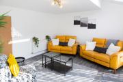 Bright & Luxurious Home with Garden Bright & Luxurious Home with Garden