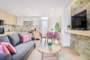Sunny House with Patio, Walk to Attractions