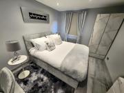 DYNASTAYS- Stylish Seaside Home- Adults Only, Dog Friendly, Garden & Parking