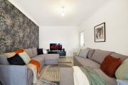 Sleek & Stylish Modern Wembley Abode - Parking - Garden - Sleeps 14