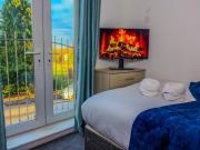 Modern 5 BR Home By AltoLuxoExperience Short Lets & Serviced Accommodation With Free Wifi & Parking