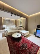 استديو انيق بجلسة ومدخل ذكي