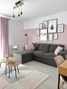 Wanderlust Home Pink, Rasnov Apt for 4, Wifi and Free Parking