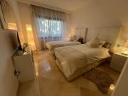 TE HUUR 2 slaapkamers FRONTLINE STRAND COMPLEX ESTEPONA