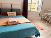 Place équipe au Coeur de Paris avec Vue sur lArc de Triomphe et la Tour Eiffel