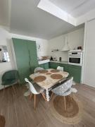 Petite maison dans village animé