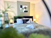 4 Bed Home Northampton, FreeParking, Superfast WiFi, 5TVs