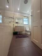 Comfortable Queen Room in Spacious House with Backyard - GA3