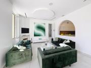 Modern 5-bedroom villa with swimming pool in Cannes