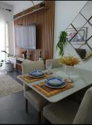 Pé na areia com piscina