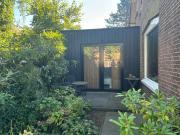 Poortwachterswoning tegen duingebied aan in dorp