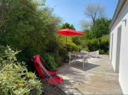 Au cœur de Trégastel, noyée dans la végétation