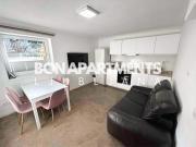 Huge BBQ Garden 1, Basement app Two Bathrooms, AC, Free Parking