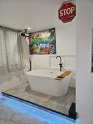 1988 NEW YORK Baignoire ilot et video projecteur